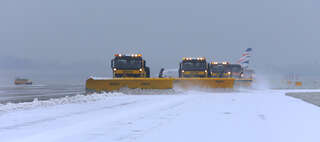 Jak se vlastně uklízí sníh z ranveje na letišti v Praze?