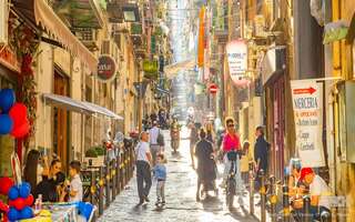 Od aperitiva k pizze: Portofino, Barcelona, Sardinie a Neapol